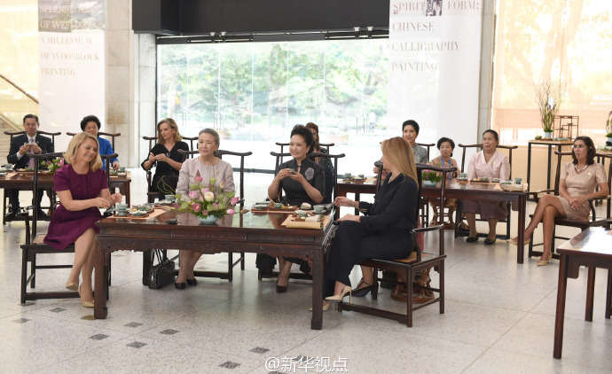 Peng Liyuan y esposas de líderes de cumbre visitan Academia de Arte de China 