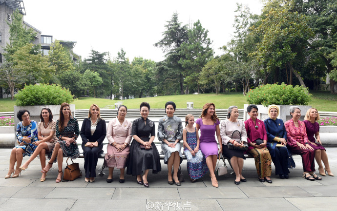 Peng Liyuan y esposas de líderes de cumbre visitan Academia de Arte de China 