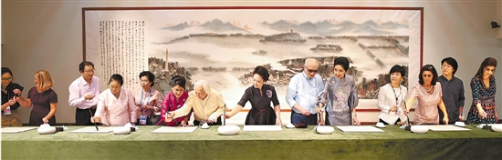 Peng Liyuan y esposas de líderes de cumbre visitan Academia de Arte de China 