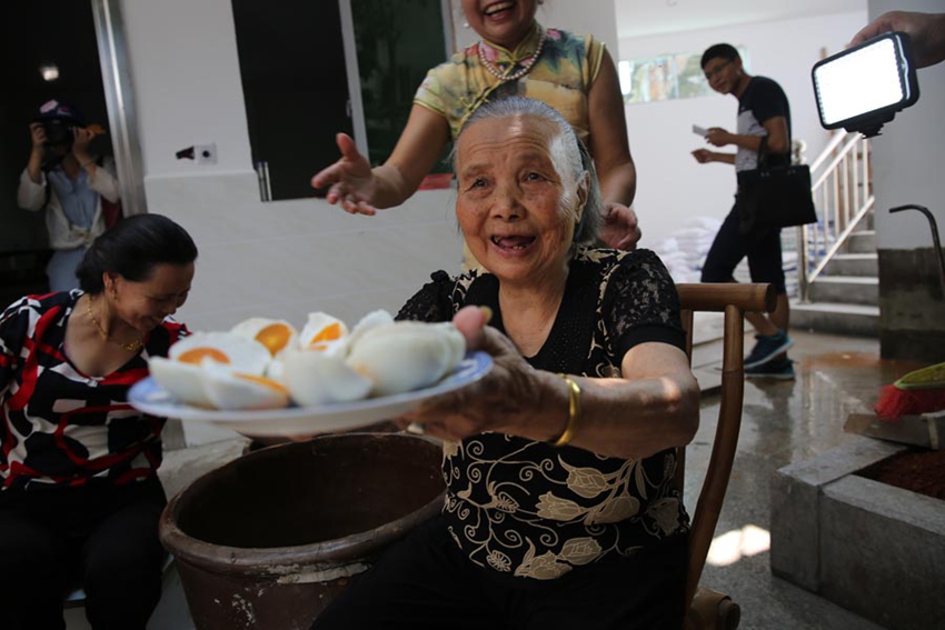 Mujer de 86 años transforma la economía de su aldea gracias al comercio electrónico1