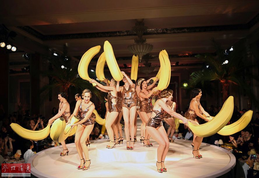 Sexys modelos vestidas como frutas en pasarela de la semana de moda en Londres1