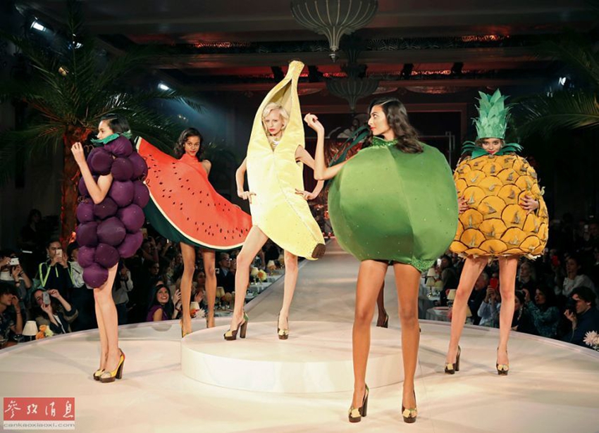 Sexys modelos vestidas como frutas en pasarela de la semana de moda en Londres2