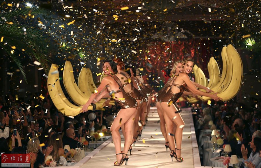 Sexys modelos vestidas como frutas en pasarela de la semana de moda en Londres3