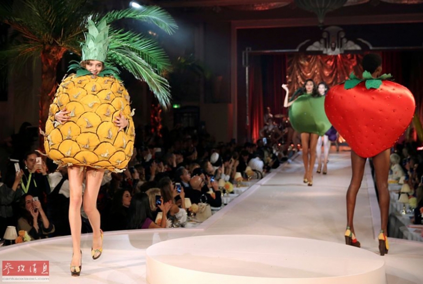Sexys modelos vestidas como frutas en pasarela de la semana de moda en Londres5