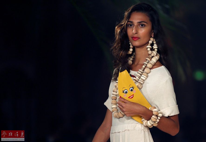Sexys modelos vestidas como frutas en pasarela de la semana de moda en Londres8