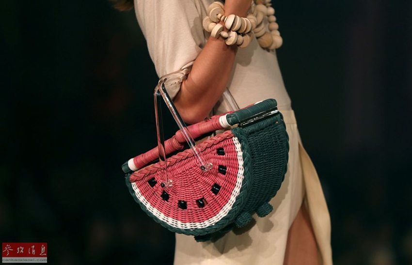 Sexys modelos vestidas como frutas en pasarela de la semana de moda en Londres7