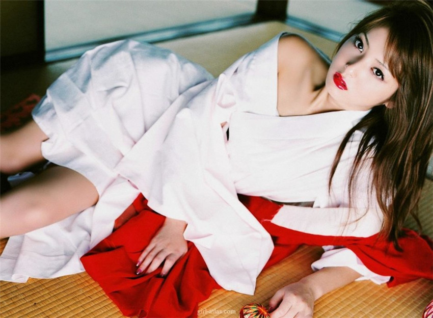 Modelo japonesa Sasaki Nozomi revela fotos tentadoras