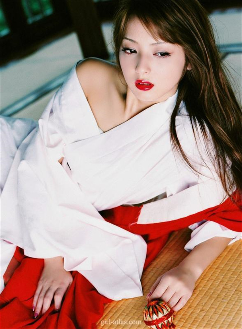 Modelo japonesa Sasaki Nozomi revela fotos tentadoras