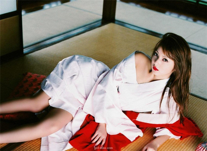 Modelo japonesa Sasaki Nozomi revela fotos tentadoras