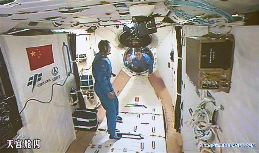 Taikonautas de Shenzhou-11 entran a laboratorio espacial