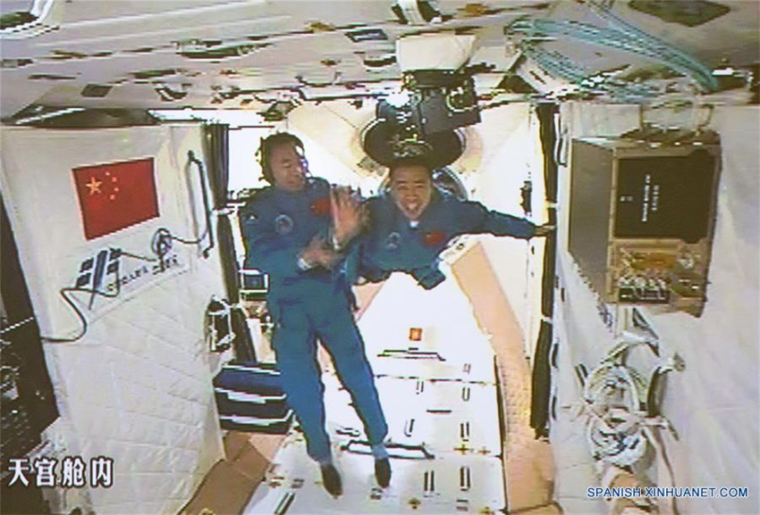 Taikonautas de Shenzhou-11 entran a laboratorio espacial