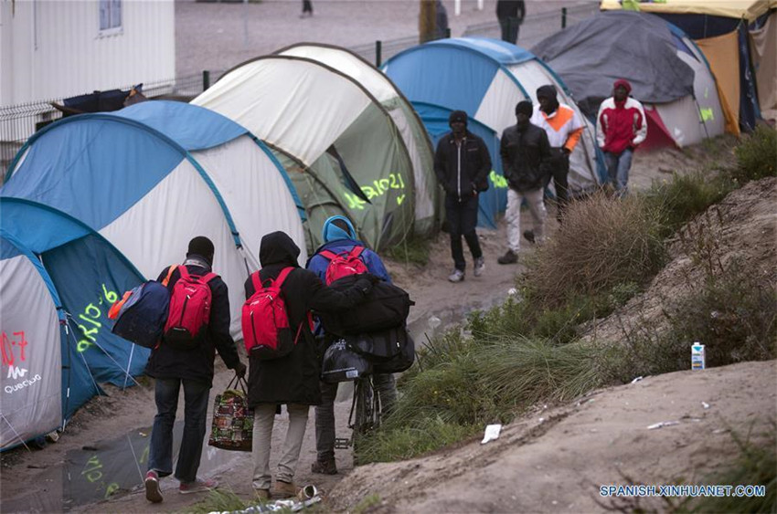 Francia comienza evacuación 'tranquila' de campamento de migrantes de Calais