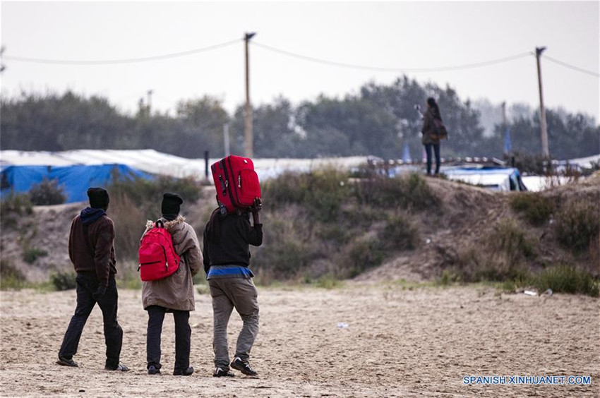 Francia comienza evacuación 'tranquila' de campamento de migrantes de Calais