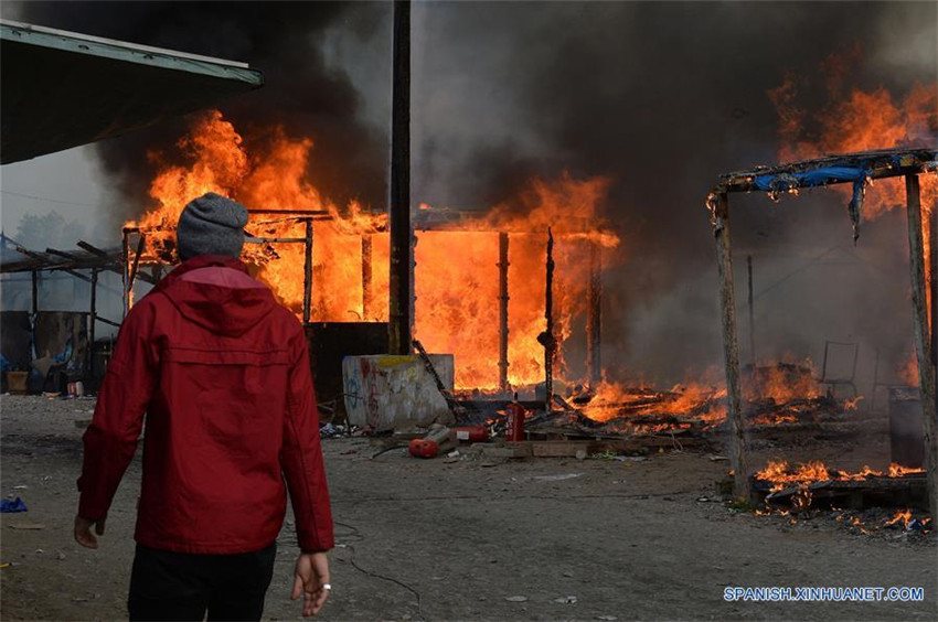 'Cumplida', operación para desalojar campamento de migrantes en Calais