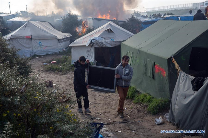 'Cumplida', operación para desalojar campamento de migrantes en Calais