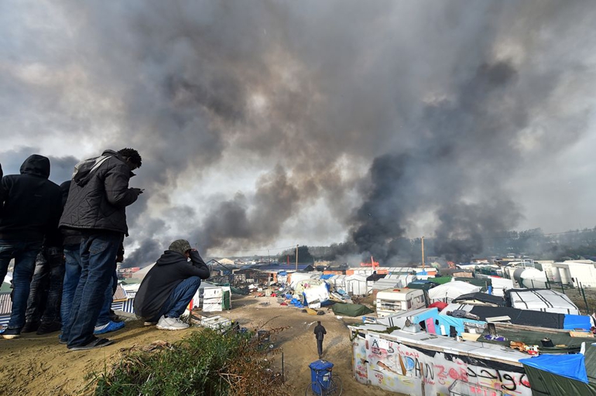 La Jungla de Calais arde durante su desalojo2