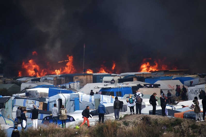 La Jungla de Calais arde durante su desalojo3