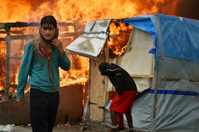 La Jungla de Calais arde durante su desalojo4