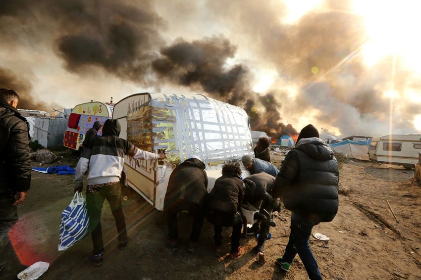 La Jungla de Calais arde durante su desalojo6
