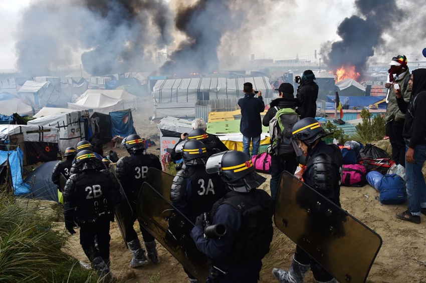 La Jungla de Calais arde durante su desalojo7