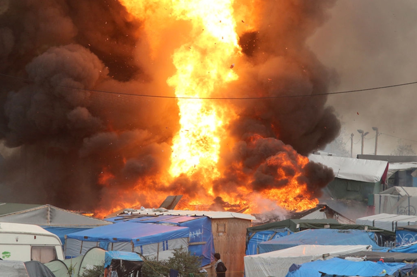 La Jungla de Calais arde durante su desalojo8