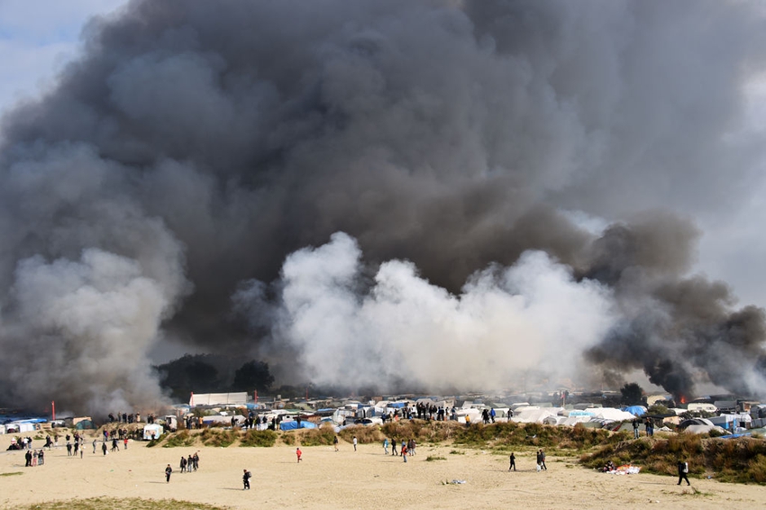 La Jungla de Calais arde durante su desalojo9