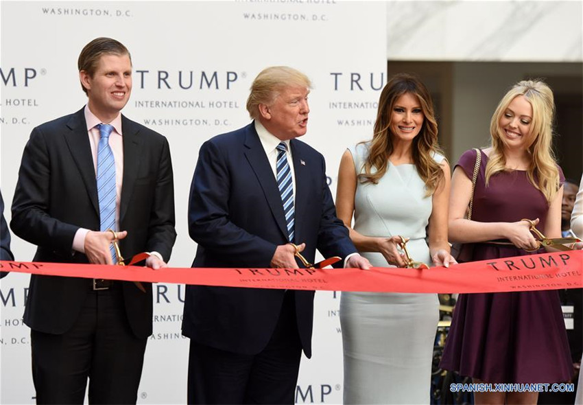 En medio de protestas, Trump inaugura el Trump International Hotel