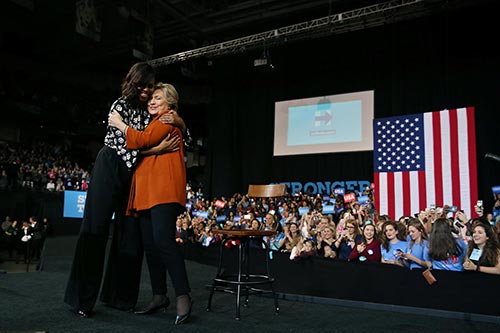 Clinton apela a su arma secreta: Michelle Obama1