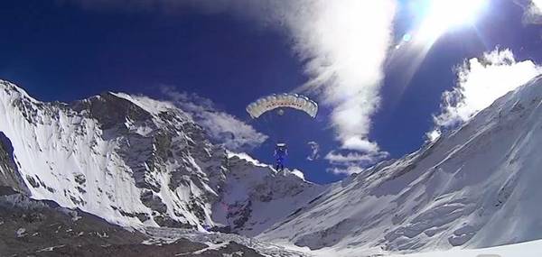 Deportista extremo salta desde 7 mil 700 metros de altura en los Himalayas2