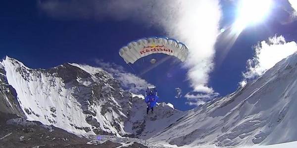 Deportista extremo salta desde 7 mil 700 metros de altura en los Himalayas54