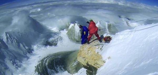 Deportista extremo salta desde 7 mil 700 metros de altura en los Himalayas3