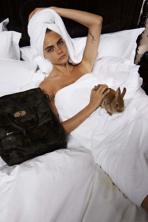Joven supermodelo Cara Delevingne posa casual para revista de moda5