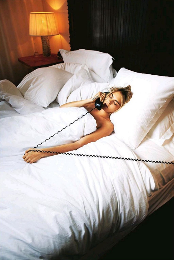 Joven supermodelo Cara Delevingne posa casual para revista de moda7