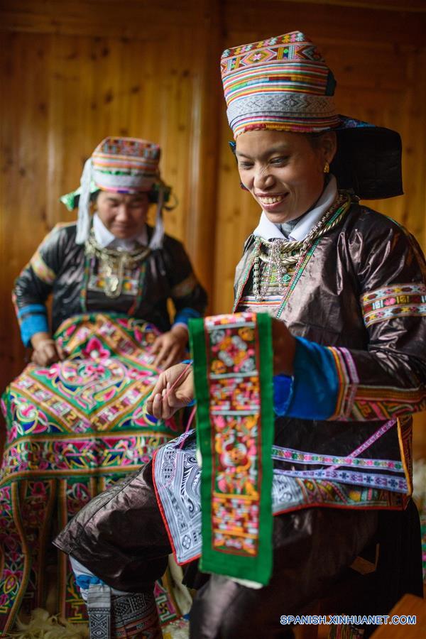 Vestimenta de cien aves, prenda tradicional del grupo étnico Miao