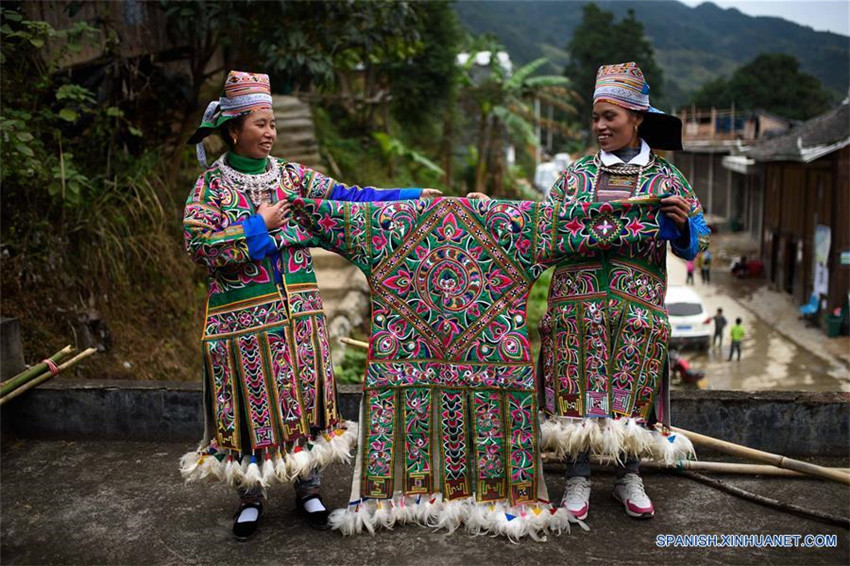 Vestimenta de cien aves, prenda tradicional del grupo étnico Miao