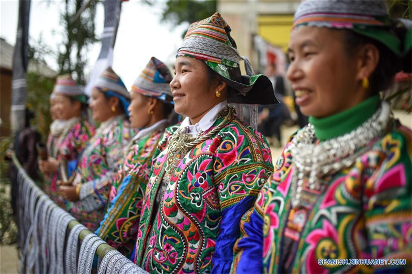 Vestimenta de cien aves, prenda tradicional del grupo étnico Miao