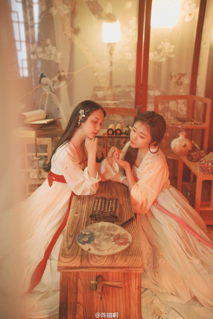 Dos bellas posan en ropa tradicional de China