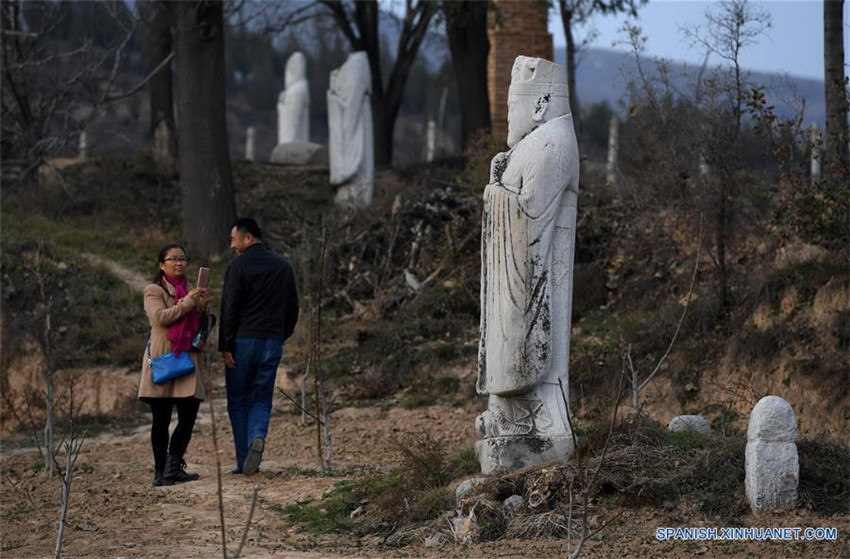 Esculturas de piedra en el Mausoleo de Jianling