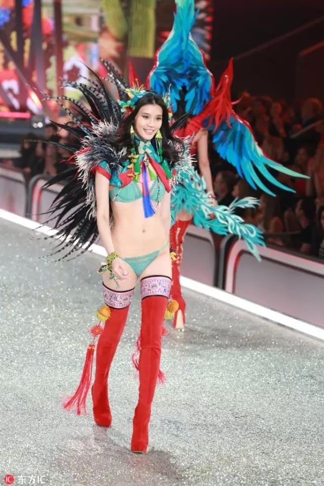 Cuatro modelos chinas en Victoria&apos;s Secret Fashion Show