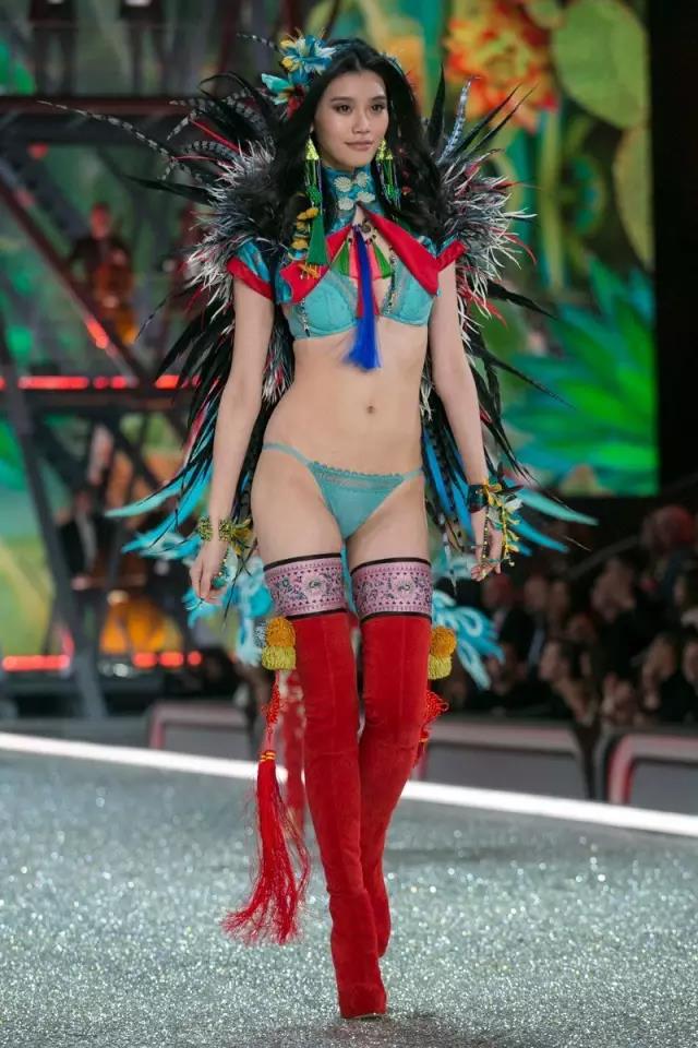 Cuatro modelos chinas en Victoria&apos;s Secret Fashion Show