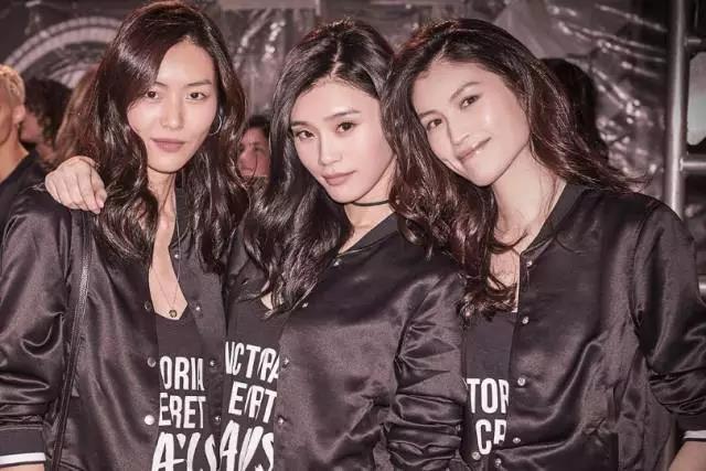 Cuatro modelos chinas en Victoria&apos;s Secret Fashion Show