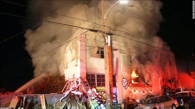 Mueren 9 personas en incendio en Oakland