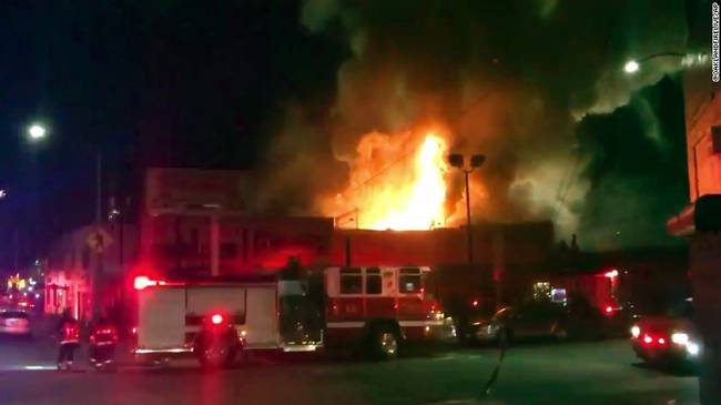 Mueren 9 personas en incendio en Oakland2