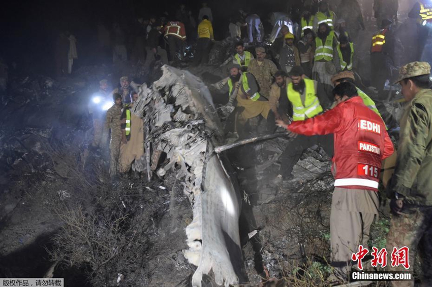 Avión pakistaní se estrella con 47 personas a bordo3