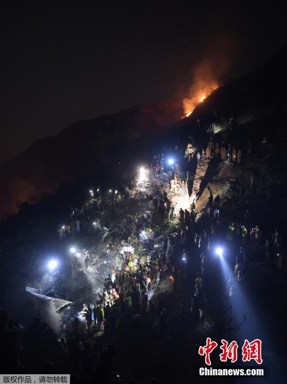 Avión pakistaní se estrella con 47 personas a bordo23