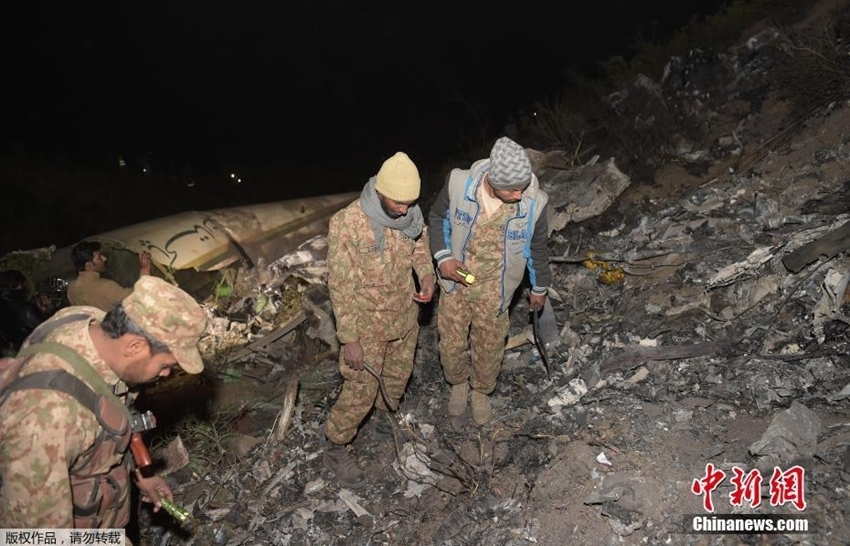 Avión pakistaní se estrella con 47 personas a bordo1