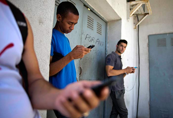 Cuba rebaja tarifas de internet; prepara servicio doméstico3