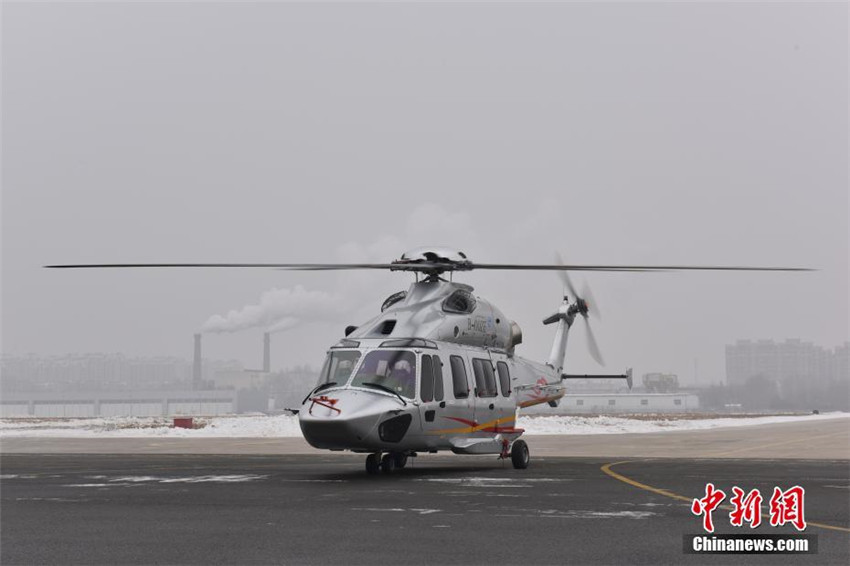 Primer helicóptero civil de siete toneladas de China hace vuelo inaugural