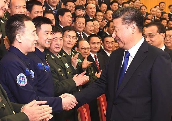 Xi se reúne con astronautas de Shenzhou-11 y subraya innovación científica