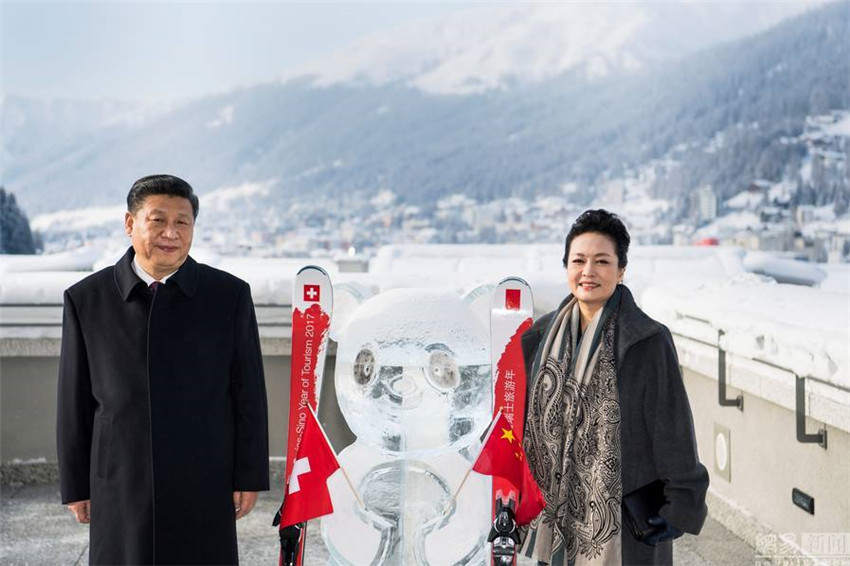 Fotos de Xi con una escultura de hielo de panda en Suiza